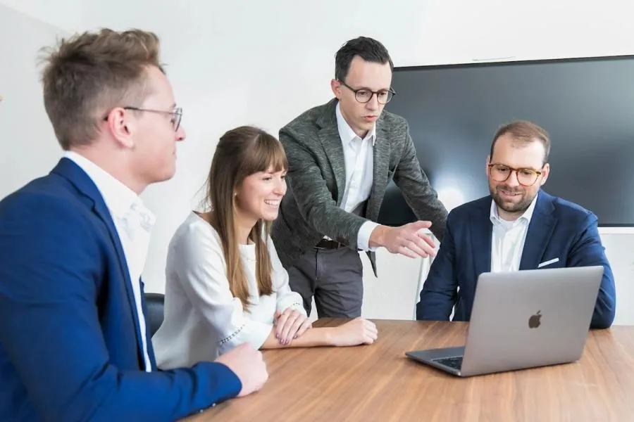 Team im Büro vor dem Computer